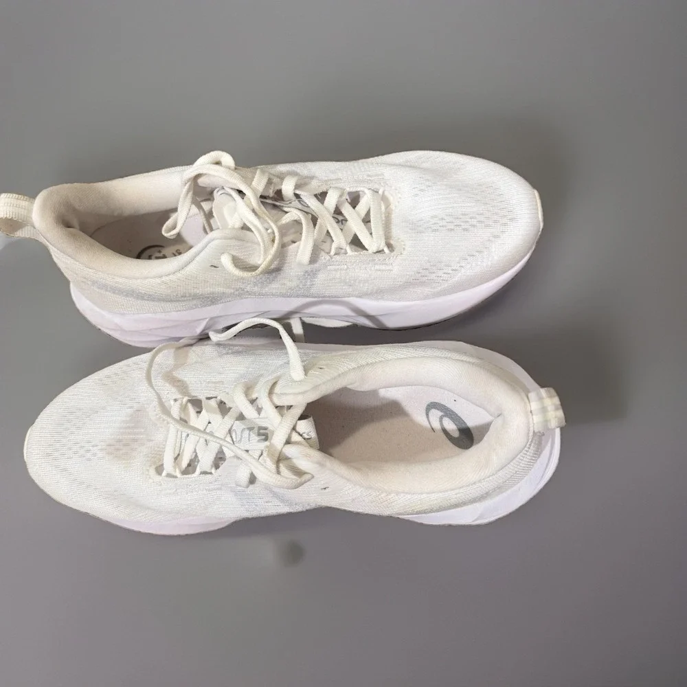Asics Novablast 5 1012B765-100 Trainers Women 8.5 White/Piedmont Running Shoes